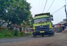 Operasional Truk Proyek Bendungan Cijurey Ganggu Aktivitas Warga di Mekarwangi-Selawangi