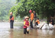 Ratusan Kilogram sampah di Angkut Dari Sungai Ciliwung