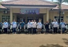 Pemkab Bogor Serahkan Motor Baru untuk Kepala Desa di Gunung Putri, Dorong Pelayanan Lebih Cepat dan Efektif Kepala Desa di Kecamatan Gunung Putri Menerima Kendaraan Sepeda Motor dari Pemkab Bogor. Foto: Chaerudin / Harnas.id