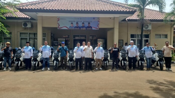 Kepala Desa di Kecamatan Gunung Putri Menerima Kendaraan Sepeda Motor dari Pemkab Bogor. Foto: Chaerudin / Harnas.id