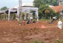 Panitia Rapat Akbar Dapil 2 Gelar Operasi Semut untuk Bersihkan Sampah dan Jalan Licin