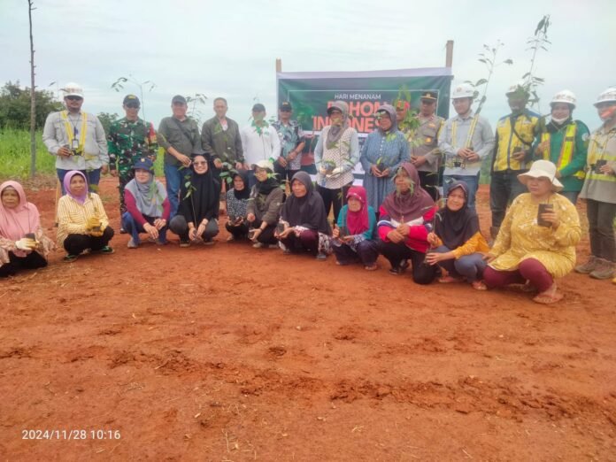 IMG-20241128-WA0010 Yayasan Budiasih beserta Muspika Kecamatan Sukamakmur melakukan penanaman pohon dalam rangka memperingati hari menanam pohon Indonesia. Foto: Chaerudin/Harnas.id