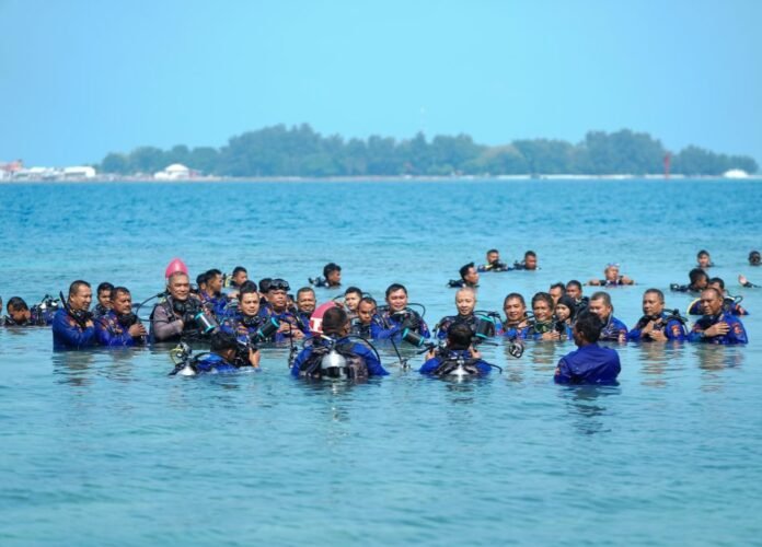 CREATOR: gd-jpeg v1.0 (using IJG JPEG v62), quality = 82? Dalam rangka memperingati Hari Ulang Tahun (HUT) ke-74, Korps Kepolisian Perairan dan Udara (Korpolairud) menggelar aksi transplantasi terumbu karang di perairan Pulau Pramuka. (Foto : Dok. Humas Polri)