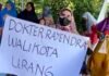Kreatif! Warga Sambut Heboh Dokter Rayendra Pakai Poster Tulisan Tangan