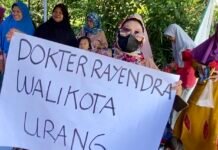 Kreatif! Warga Sambut Heboh Dokter Rayendra Pakai Poster Tulisan Tangan