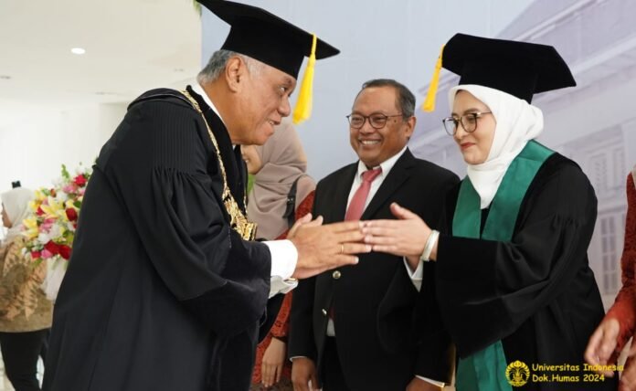 Rektor UI, Prof. Ari Kuncoro, S.E., M.A., Ph.D., memberikan ucapan selamat atas pengukuhan Guru Besar Prof. dr. Yusra, Sp.PK., SubSp.GEH(K)., Ph.D.