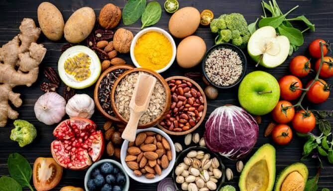 Jaga Kesehatan di Musim Hujan: Hindari 7 Jenis Makanan Ini