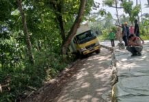 Proyek Perbaikan Jalan Ruas Wargajaya-Sukaharja Dikeluhkan, Pengguna Jalan Kesulitan Melewati Tanjakan Berlubang dan Berlumpur