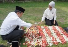 Dedie Rachim Bersama Keluarga Besar Berziarah Ke Makam Orangtua