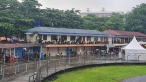 Suasana Penonton di Sirkuit Karting Sentul Meskipun Diguyur Hujan. Foto: Chaerudin/Harnas.id