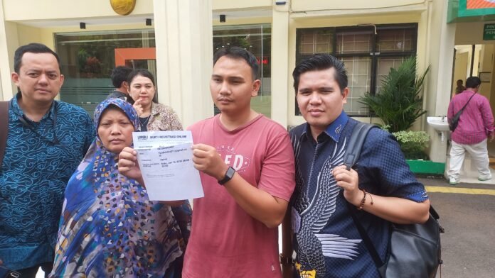 Kuasa Hukum J (paling kanan), Zainul Arifinbeserta anak dan istri J usai Sidang Praperadilan di PN Depok, Jumat (13/12/2024)