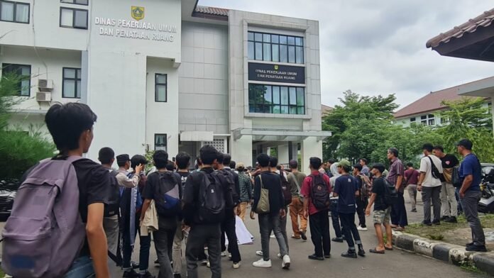 Puluhan Mahasiswa Ontrok Dinas PUPR Kabupaten Bogor. Foto: Chaerudin/Harnas.id