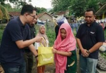 Tanggap Darurat Bencana Alam di Sukabumi, Indosat Ooredoo Hutchison Turun Tangan Salurkan Bantuan Kemanusiaan Indosat Ooredoo Hutchison (Indosat atau IOH) menjalankan aksi kemanusiaan merespon bencana banjir dan tanah longsor yang menimpa wilayah Sukabumi, Jawa Barat. Dalam upayanya, Indosat menyalurkan berbagai bantuan kepada para korban bencana mulai dari makanan siap saji, kebutuhan ibu dan anak, air mineral, perlengkapan tidur, serta bantuan medis untuk pertolongan pertama. Untuk mendukung kelancaran konektivitas, Indosat juga turut menyediakan kartu perdana dan kuota data gratis 1GB yang berlaku 3 hari dari IM3 dan Tri demi memastikan dan memudahkan komunikasi para korban dengan keluarga dan kerabat dapat tetap terjalin.