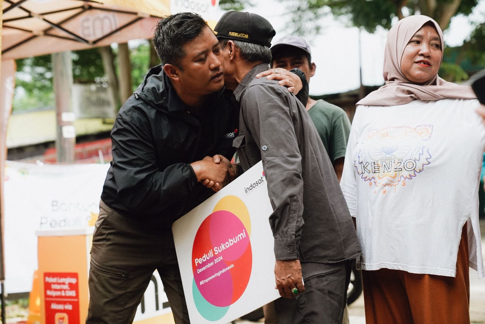 Indosat Ooredoo Hutchison (Indosat atau IOH) menjalankan aksi kemanusiaan merespon bencana banjir dan tanah longsor yang menimpa wilayah Sukabumi, Jawa Barat. Dalam upayanya, Indosat menyalurkan berbagai bantuan kepada para korban bencana mulai dari makanan siap saji, kebutuhan ibu dan anak, air mineral, perlengkapan tidur, serta bantuan medis untuk pertolongan pertama. Untuk mendukung kelancaran konektivitas, Indosat juga turut menyediakan kartu perdana dan kuota data gratis 1GB yang berlaku 3 hari dari IM3 dan Tri demi memastikan dan memudahkan komunikasi para korban dengan keluarga dan kerabat dapat tetap terjalin.