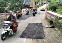 Dinas PUPR Perbaiki Jalan Sukamakmur Sambut Libur Nataru