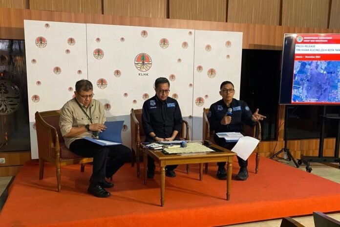 Petugas KLH melakukan penyegelan TPA ilegal sebagai bagian dari upaya penegakan hukum dan pengelolaan sampah yang lebih baik di Indonesia. Foto: Harnas.id/ Istimewa