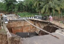 Bencana Alam di Sukabumi: Jembatan Penghubung Wisata Ciletuh Amblas, Lima Tewas dan Tujuh Orang Hilang Warga menyeberangi jembatan yang amblas di kawasan wisata Ciletuh, Kabupaten Sukabumi, Jawa Barat, setelah terjadinya bencana alam pada Senin (2/12/2024). Foto: Rangga Firmansyah/ Harnas.id