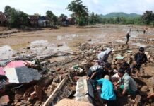 Warga Kampung Cieurih Cari Sisa Harta Benda Pasca Banjir Bandang di Sukabumi Warga Kampung Cieurih, Desa Datarnangka, Sagaranten, Kabupaten Sukabumi, tengah mencari sisa-sisa harta benda mereka yang terbawa banjir bandang yang melanda pada Senin (2/12/2024). Foto: Rangga Firmansyah/ Harnas.id