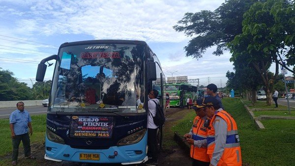 kemenhub-melakukan-pengecekan-kelaikan-bus-menuju-puncak-bogor-jawa-barat_169