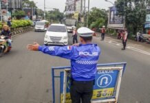 Rekayasa Lalu Lintas One Way Diterapkan Menuju Puncak pada Hari Kelima Pascalebaran Sistem One Way Diberlakukan! Arus kendaraan menuju Puncak padat merayap, Korlantas Polri terapkan rekayasa lalu lintas untuk lancarkan perjalanan wisata pascalebaran. Foto: Istimewa