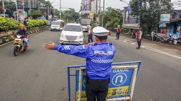libur-hari-nyepi-jalur-puncak-terapkan-ganjil-genap_169 Sistem One Way Diberlakukan! Arus kendaraan menuju Puncak padat merayap, Korlantas Polri terapkan rekayasa lalu lintas untuk lancarkan perjalanan wisata pascalebaran. Foto: Istimewa