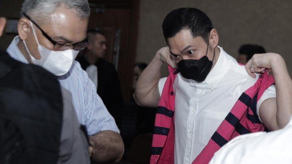 reaksi-harvey-moeis-usai-divonis-65-tahun-bui-3_169