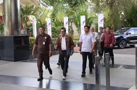 yasonna-laoly-penuhi-panggilan-kpk-barjaket-cokelat-dan-bawa-map-biru-rte