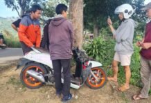 Kecelakaan di Tanjakan Gunung Leutik, Motor Ringsek Parah Usai Senggolan dengan Pick-Up