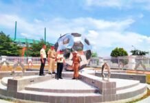 Tampilan Baru!, Tugu bola dan air mancur di Plaza Selatan Stadion Pakansar