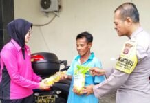 Jumat Berkah Polsek Gunung Putri, Berikan Bantuan Sembako Kepada Warga