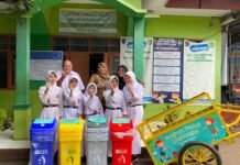 PT Karabha Digdaya Bantu Tangani Masalah Sampah di Depok dengan Donasi Tempat Sampah untuk 3 SDN di Tapos