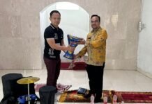 Ketua Pertina Bogor Berikan Bantuan Marawis ke SDN 05 Gunung Putri