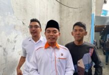 Komisi I DPRD Kota Bogor Kunjungi Dinas Kominfo, Fokus Optimalisasi Fasilitas Sipatahunan Ketua Komisi I DPRD Kota Bogor, H. Karnain Asyhar, bersama jajaran Dinas Kominfo Kota Bogor saat melakukan kunjungan ke ruang server Sipatahunan, Kamis (16/1/2025). Foto: Harnas.id