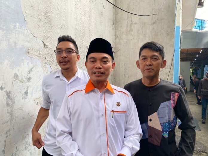 DPRD Kota Bogor Ketua Komisi I DPRD Kota Bogor, H. Karnain Asyhar, bersama jajaran Dinas Kominfo Kota Bogor saat melakukan kunjungan ke ruang server Sipatahunan, Kamis (16/1/2025). Foto: Harnas.id