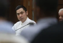 Pengadilan Tinggi DKI Jakarta Perberat Hukuman Harvey Moeis Menjadi 20 Tahun Penjara Harvey Moeis saat menjalani sidang putusan banding di Pengadilan Tinggi DKI Jakarta, Kamis (13/2/2025). Hukuman terhadapnya diperberat menjadi 20 tahun penjara dalam kasus korupsi tata niaga timah. Foto: Istimewa