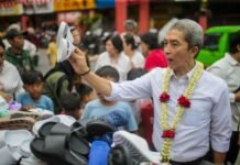 Dedie Rachim Borong Sandal untuk Anak di Bazaar Rakyat BSF CGM 2025