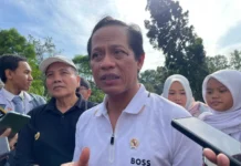 KLH Segel KEK Lido karena Langgar Ketentuan Lingkungan Menteri Lingkungan Hidup, Hanif Faisol Nurofiq, saat memberikan keterangan pers terkait penyegelan KEK Lido akibat pelanggaran lingkungan, Kamis (13/2/2025). Foto: Istimewa
