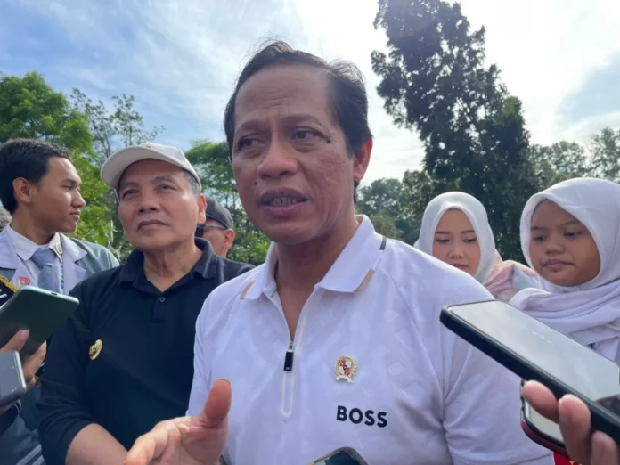 Menteri Lingkungan Hidup, Hanif Faisol Nurofiq, saat memberikan keterangan pers terkait penyegelan KEK Lido akibat pelanggaran lingkungan, Kamis (13/2/2025). Foto: Istimewa