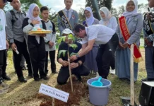 Menteri LHK Ajak Pelajar SMA di Bogor Pahami Pentingnya Pengelolaan Lingkungan Menteri LHK, Hanif Faisol Nurofiq, bersama Penjabat Bupati Bogor saat mengunjungi SMA Negeri 1 Sukaraja untuk mengedukasi pelajar tentang pentingnya menjaga lingkungan dan pengelolaan sampah, Kamis (13/2/2025). Foto: Amelia Azizah.