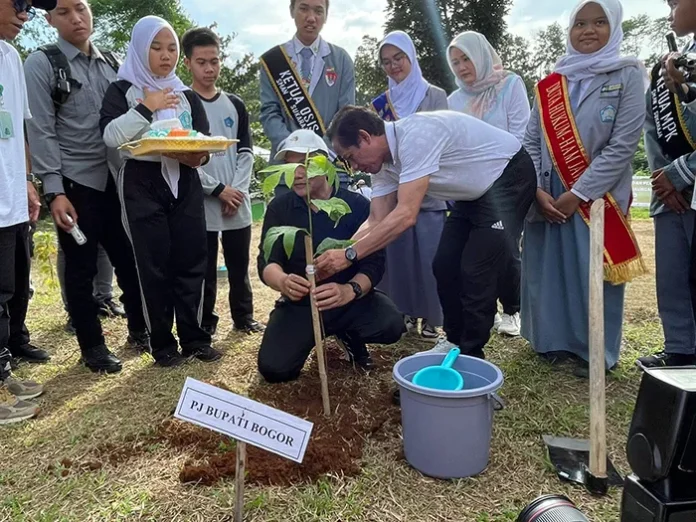 Menteri-LHK-Dorong-Peran-Sekolah-dalam-Edukasi-Lingkungan Menteri LHK, Hanif Faisol Nurofiq, bersama Penjabat Bupati Bogor saat mengunjungi SMA Negeri 1 Sukaraja untuk mengedukasi pelajar tentang pentingnya menjaga lingkungan dan pengelolaan sampah, Kamis (13/2/2025). Foto: Amelia Azizah.