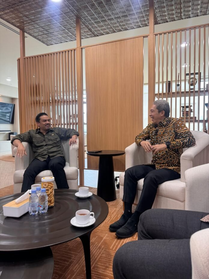 Dedie A Rachim Dedie A. Rachim bertemu dengan Menteri UMKM, Maman Abdurrahman, untuk membahas pemberdayaan UMKM melalui skema Kredit Usaha Rakyat (KUR) di Kantor Kementerian UMKM, Jakarta Selatan, Senin (3/2/2025). Foto: Harnas.id/ Istimewa