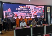 Tak Hanya Ditembak, Korban Pembunuhan di Bogor Juga Dihajar Balok dan Batu Kapolresta Bogor Kota, Kombes Pol Eko Prasetyo, memberikan keterangan pers terkait kasus pembunuhan berencana di Jalan Perintis Kemerdekaan. Foto: Harnas.id