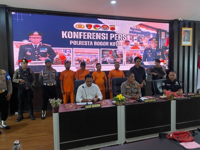 Kapolresta Bogor Kota, Kombes Pol Eko Prasetyo, memberikan keterangan pers terkait kasus pembunuhan berencana di Jalan Perintis Kemerdekaan. Foto: Harnas.id