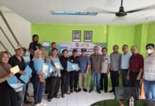 Perumda Pasar Pakuan Jaya Gelar Registrasi Perizinan Pedagang Pasar Teknik Umum Perumda Pasar Pakuan Jaya bersama Forum Solidaritas Pedagang Pasar Teknik Umum menyerahkan simbolis dokumen KHPTB kepada pedagang sebagai langkah strategis dalam mendukung keberlanjutan usaha dan revitalisasi pasar. Foto: Istimewa