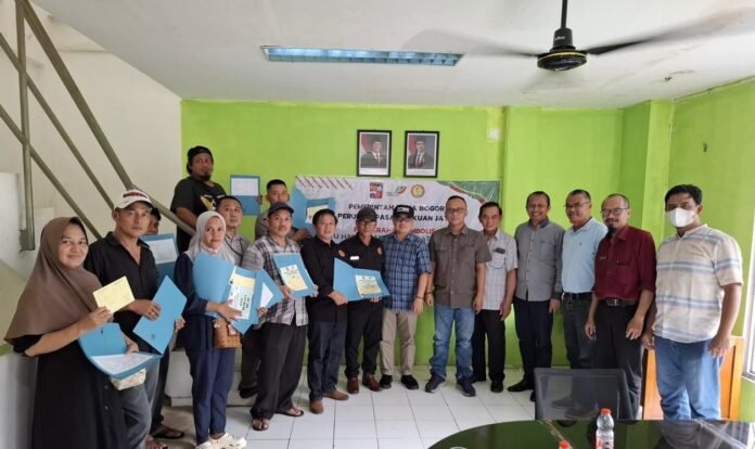 Perumda Pasar Pakuan Jaya bersama Forum Solidaritas Pedagang Pasar Teknik Umum menyerahkan simbolis dokumen KHPTB kepada pedagang sebagai langkah strategis dalam mendukung keberlanjutan usaha dan revitalisasi pasar. Foto: Istimewa