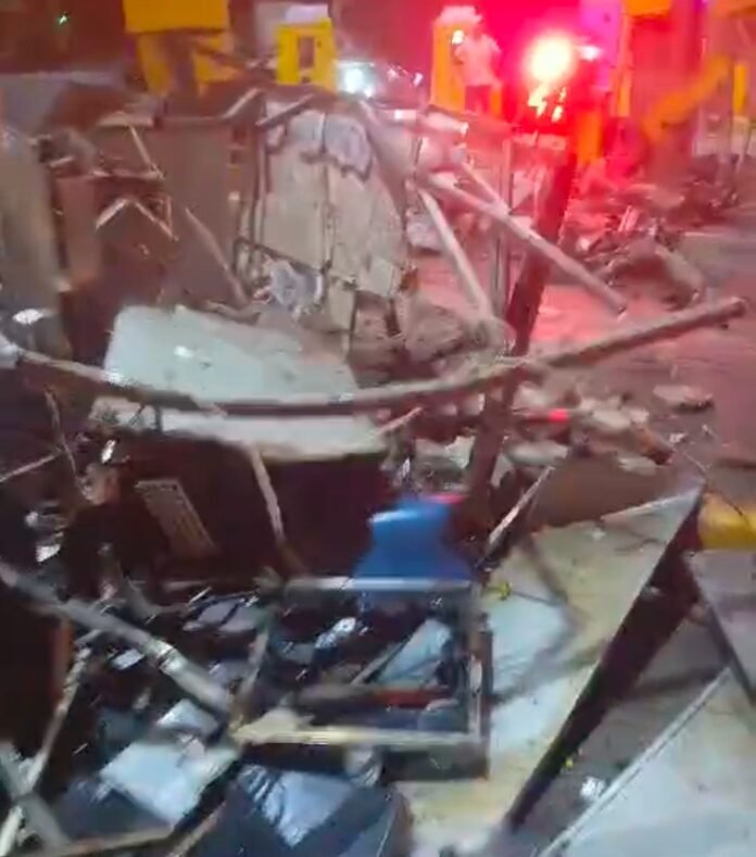 Kecelakaan maut Petugas kepolisian melakukan evakuasi kendaraan yang terbakar akibat kecelakaan maut di Gerbang Tol Ciawi 2, Selasa (4/2) malam. Foto: Harnas.id/ Istimewa