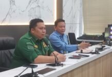 Pengadilan Negeri Depok Klarifikasi Status Firdaus Oiwobo dalam Gugatan Lahan UIII Humas PN Depok, Andry Eswin, memberikan klarifikasi terkait status Firdaus Oiwobo dalam gugatan lahan UIII di Pengadilan Negeri Depok, Rabu (19/2/2025). Foto: Istimewa