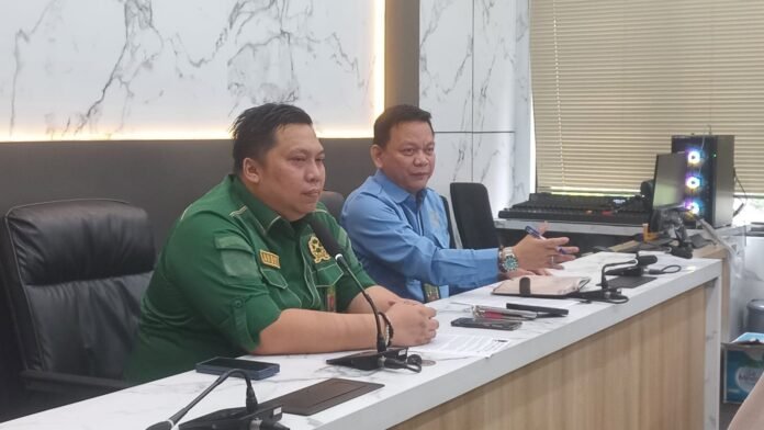 PN Depok Humas PN Depok, Andry Eswin, memberikan klarifikasi terkait status Firdaus Oiwobo dalam gugatan lahan UIII di Pengadilan Negeri Depok, Rabu (19/2/2025). Foto: Istimewa