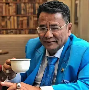 hotman paris Hotman Paris dirawat di rumah sakit mewah di Singapura akibat infeksi bakteri di hati. Pengacara kondang ini memastikan sakitnya bukan karena gigitan berang-berang atau hal mistis. (Sumber: Instagram @hotmanparisofficial)