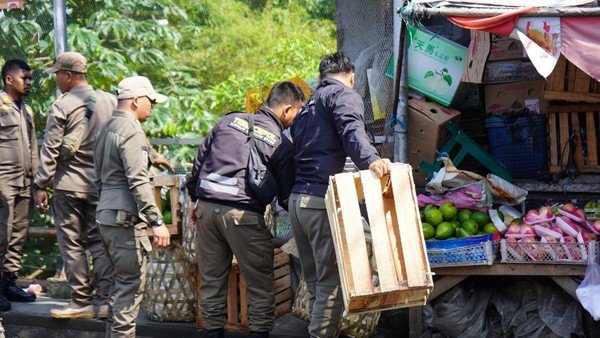 satpol-pp-kabupaten-bogor-menertibkan-pedagang-liar-di-sekitar-stasiun-cilebut-bogor-hal-itu-dilakukan-untuk-mengurai-kemaceta-1740475688020_169